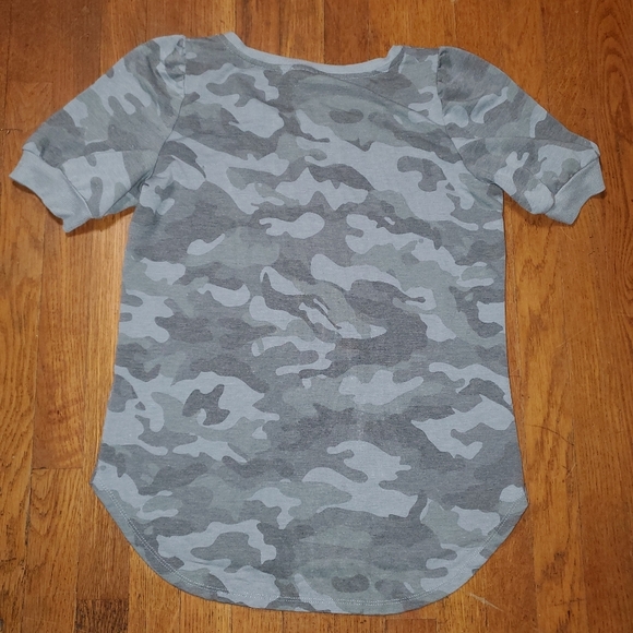 Jane And Delancey Camouflage Short Sleeve Top - Picture 3 of 10